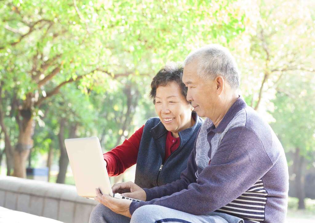 越來越多銀髮族樂於學習3C，讓自己跟得上時代。（圖／Shutterstock提供）