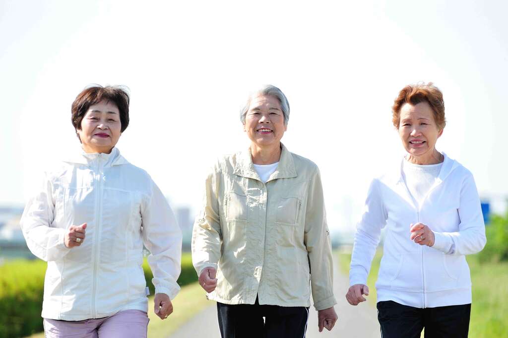 鼓勵銀髮族走出家門，多接近戶外或人群。（圖／Shutterstock提供）