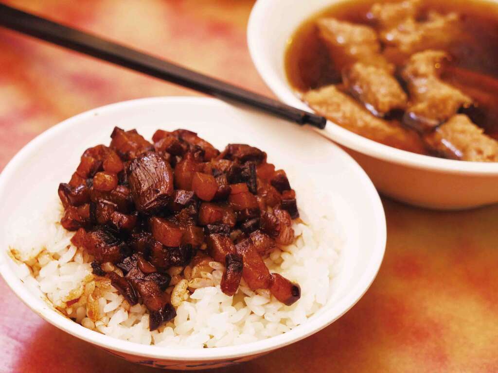 「小王清汤瓜仔肉」的卤肉饭滋味令人着迷。（焦桐摄）