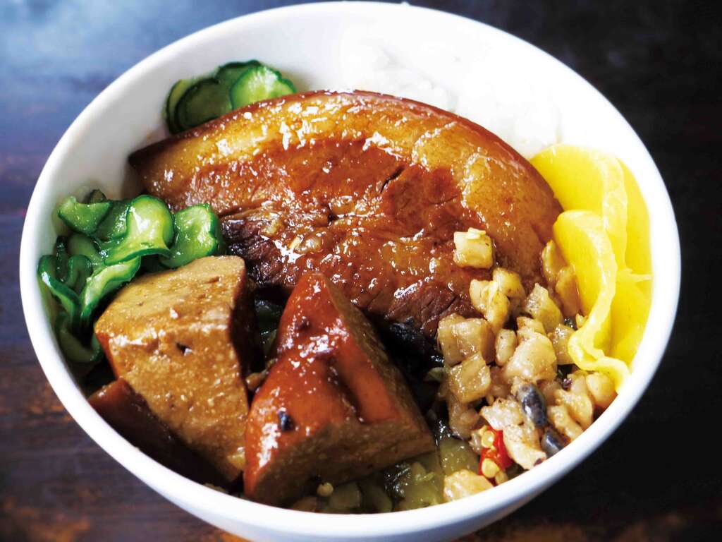 「一甲子餐饮」的焢肉饭，完美展现卤制功夫。（焦桐摄）
