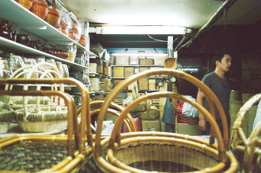 高建桶店有许多富有古早味的竹编木制产品，是大稻埕历史悠久的桶店。（林齐曦摄）