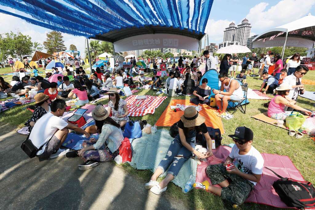 和家人朋友一起到绿地野餐，是时下盛行的户外活动。（高赞贤摄)