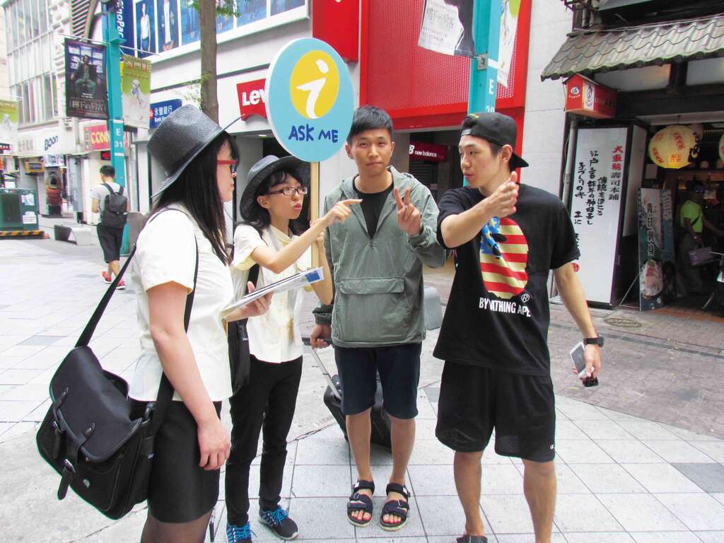 台北市走动式青年旅服员提供旅客三「心」级服务。（金康岚摄）