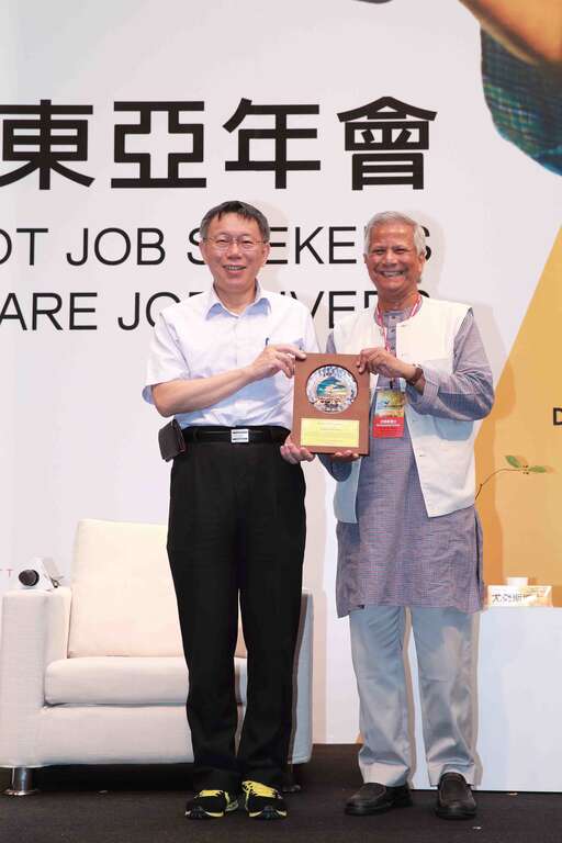 会谈後，柯市长致赠感谢状给尤努斯博士。（游家桓摄）