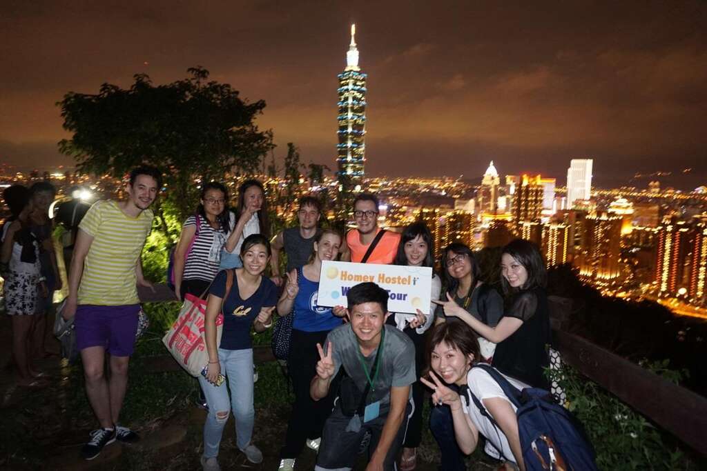 旅馆业者带游客爬象山活动，体验台北魅力