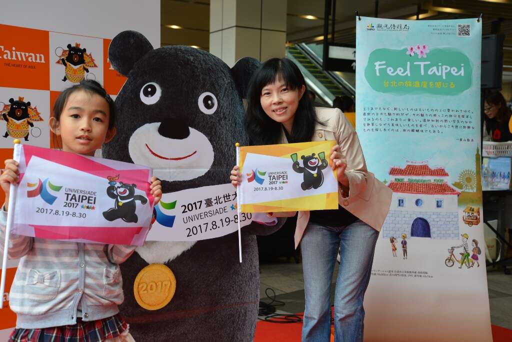 臺北市觀光傳播局副局長陳譽馨向日本旅客介紹與長榮航空合作的台北の旅溫度冬季優惠產品並推介美食與臺北世大運