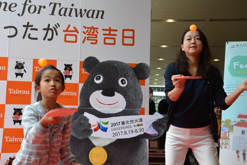 觀傳局於東京JR新宿車站舉辦觀光推廣活動民眾踴躍挑戰桌球拿臺北美食福袋_