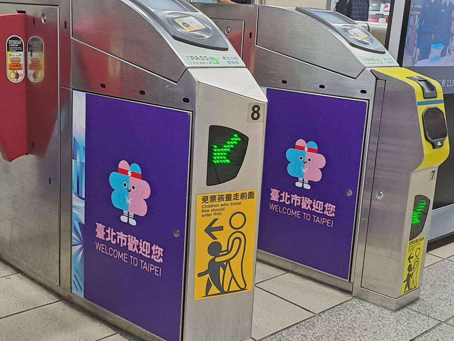 台北欢迎您、双北世壮运(捷运闸门1)(图片来源：台北大众捷运股份有限公司)