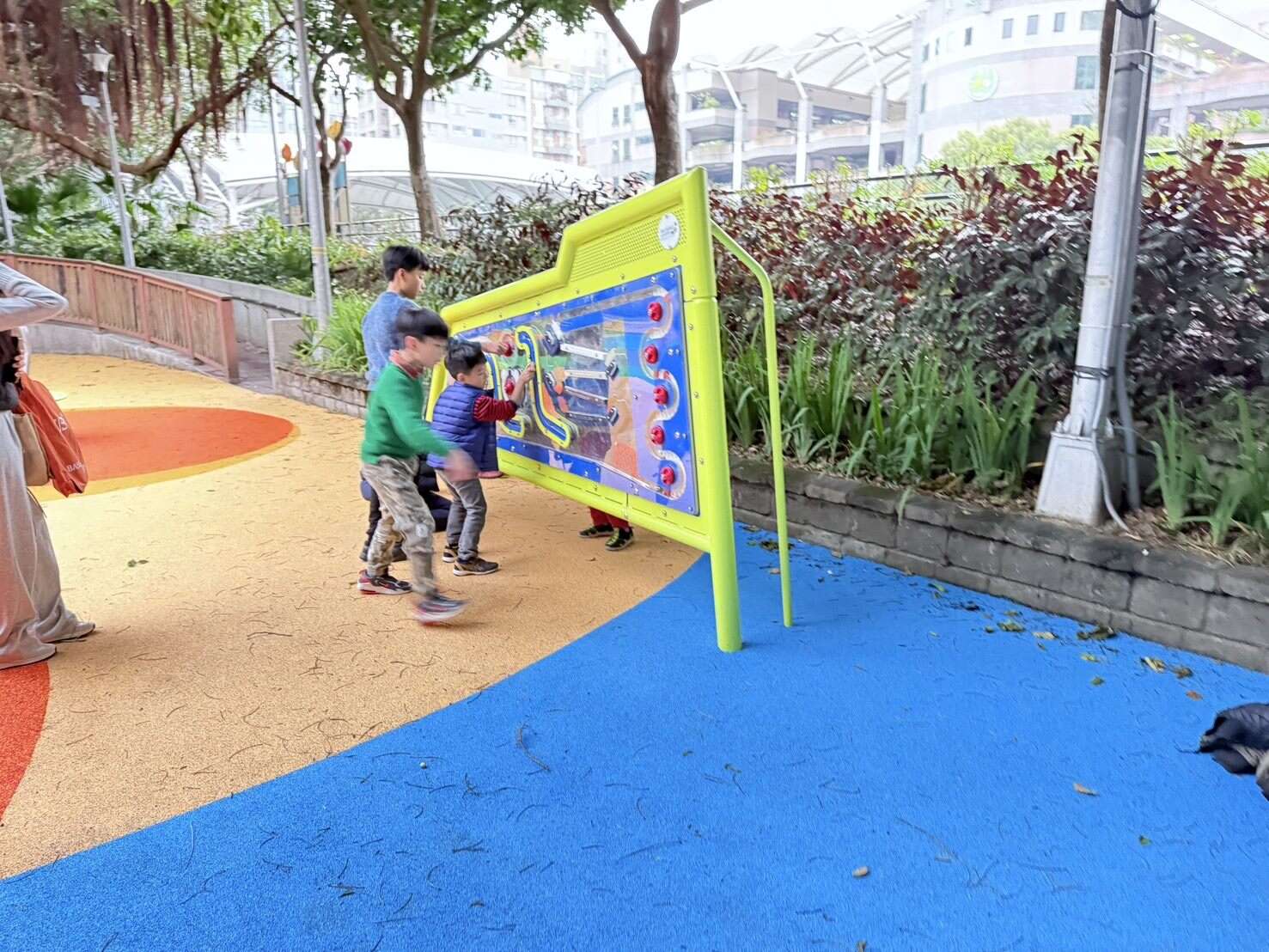 滚珠射门游戏板(图片来源：台北市政府工务局公园路灯工程管理处)