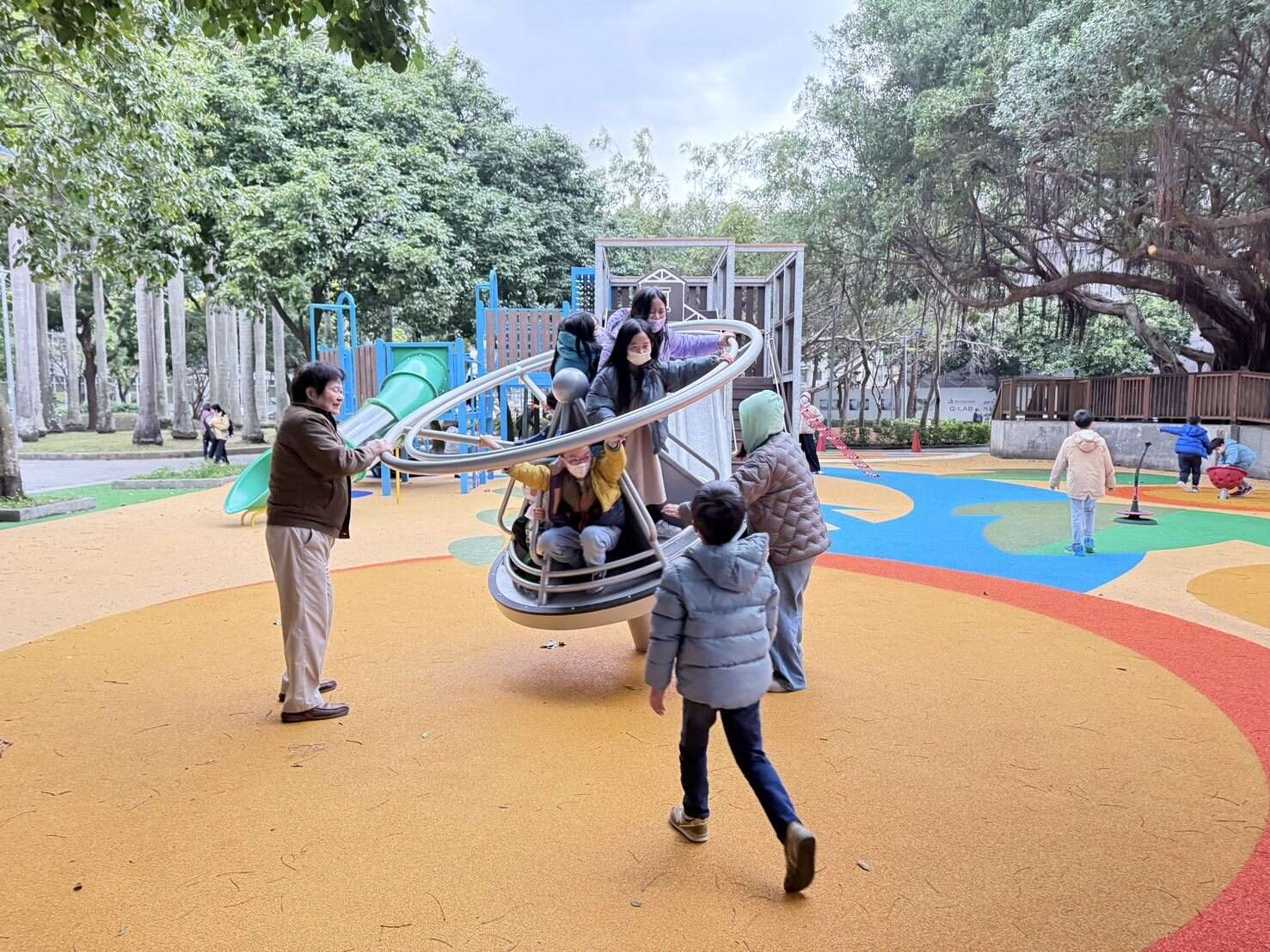 卫星旋转设备(图片来源：台北市政府工务局公园路灯工程管理处)