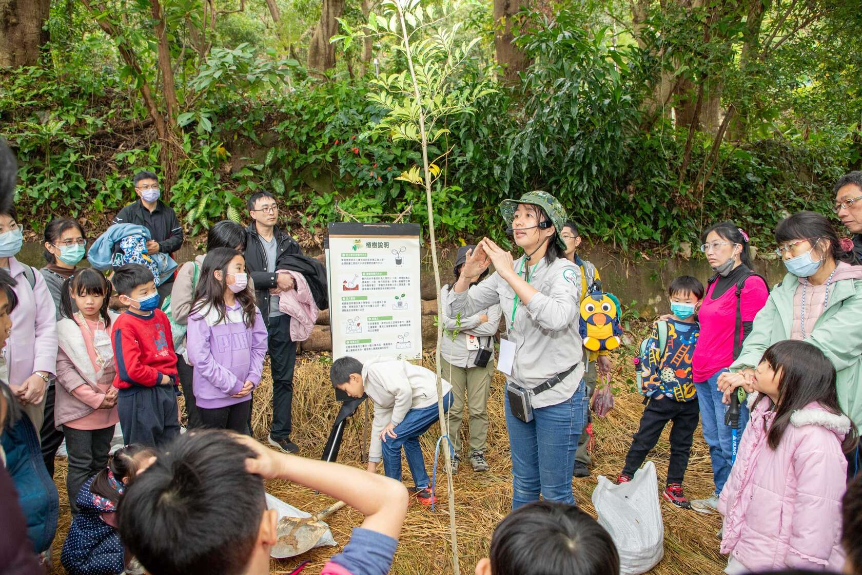 專業講師現場帶領民眾植樹技巧(圖片來源：臺北市政府工務局大地工程處)