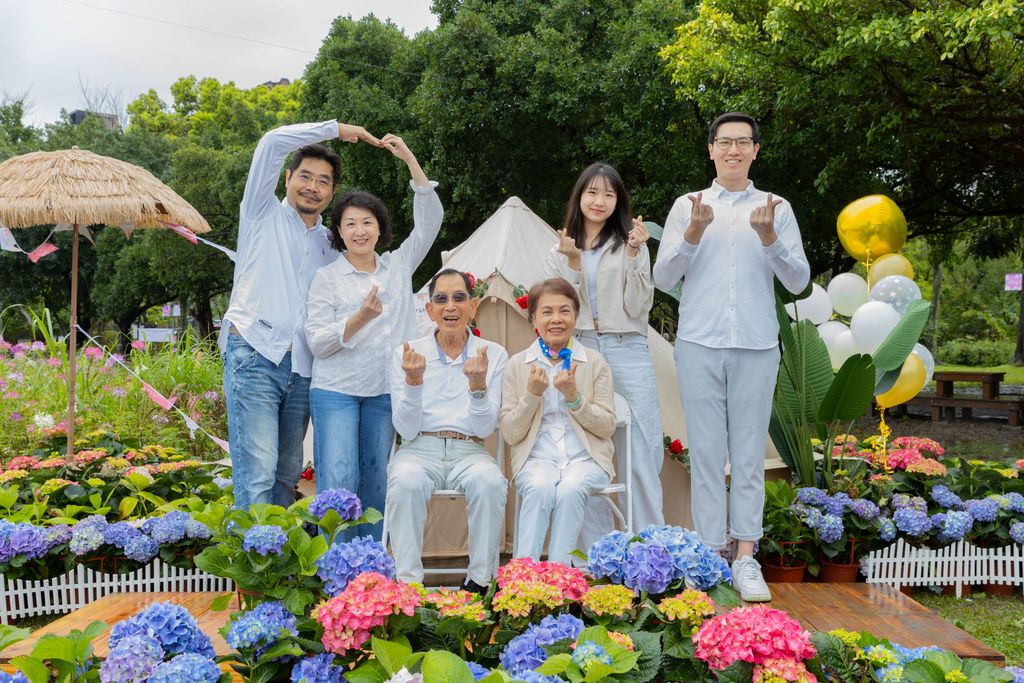 「三代同堂戶外攝影棚」吸引許多家庭成員相聚一堂，透過照片記錄美好回憶(圖片來源：臺北市政府觀光傳播局)