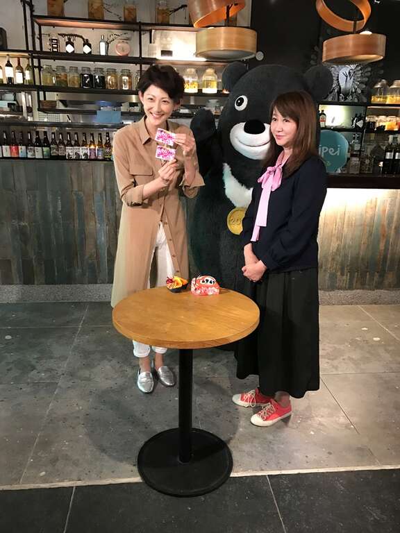 简余晏致赠蜷川实花掌镜以杜鹃花为题的悠游卡予森本沙也加