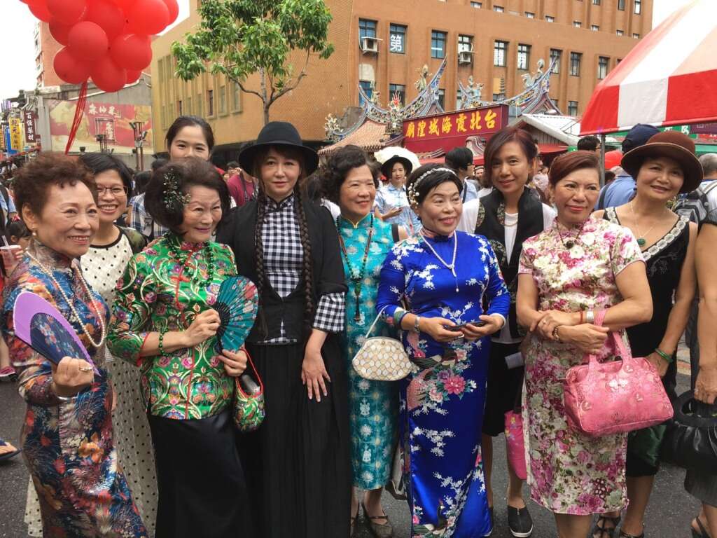 熱情民眾邀請簡余晏(左3)合照