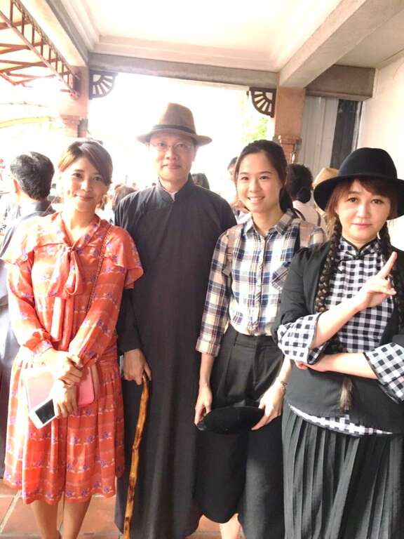 簡余晏(右1)與活動發起人-周奕成(左2)共同邀請民眾走訪大稻埕