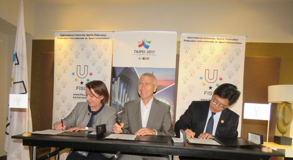 游副执行长适铭(右1),FISU会长Oleg Matytsin及CMC主席Verena Burk签署青年记者计画MOU