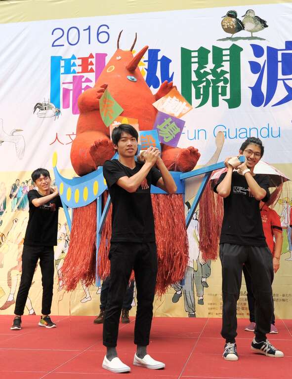 北艺大剧场设计系学生发挥创意制作剧兽参与游行