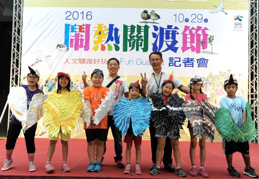 关渡国小学生变身候鸟加入踩街行列