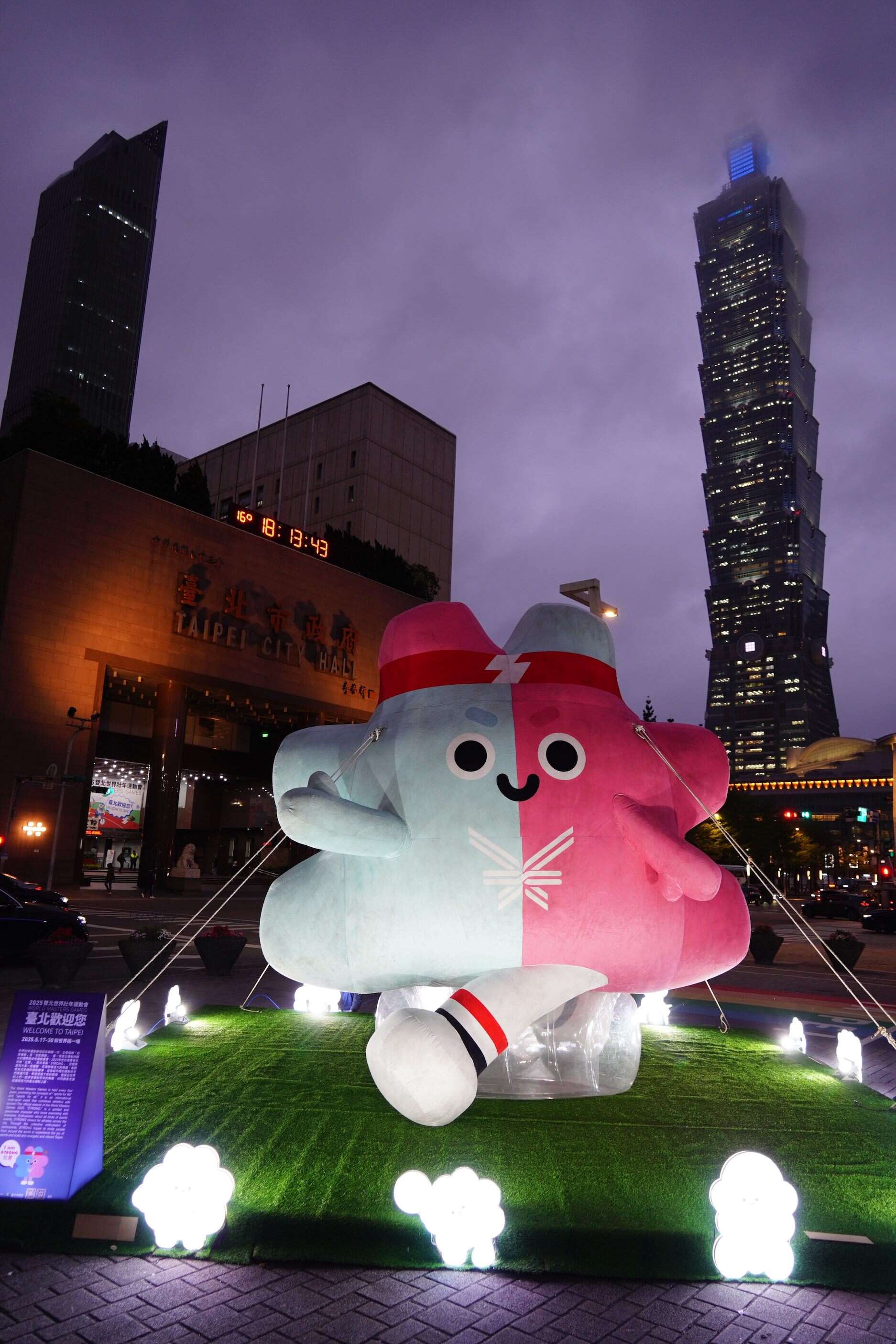 壮宝气偶每晚6点至10点亮灯，结合台北经典地标台北101，夜晚也能拍出漂亮精彩的照片(图片来源：台北市政府观光传播局)