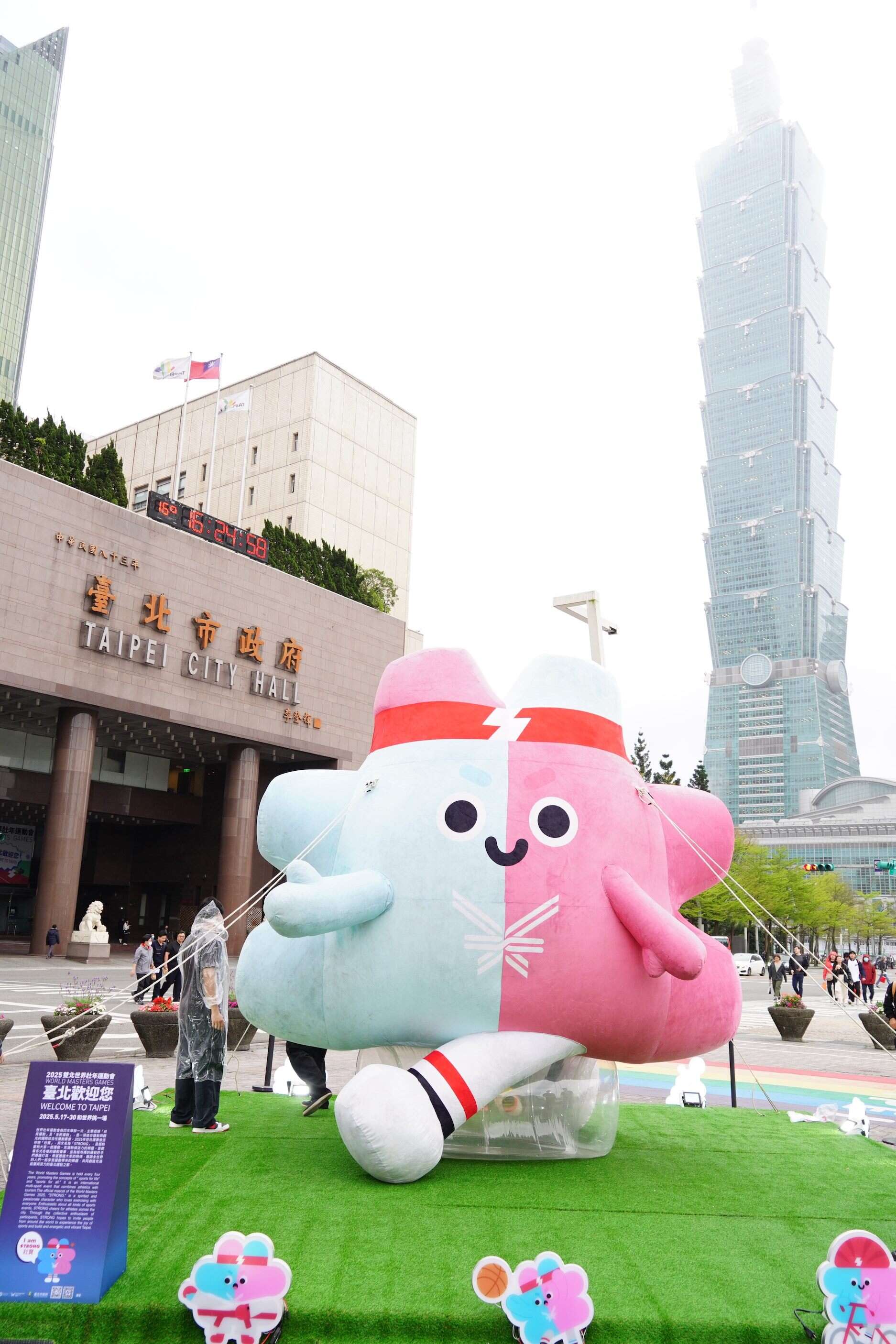 世壮运吉祥物4公尺高「壮宝气偶」，即日起至5月30日在市民广场彩虹步道展演(图片来源：台北市政府观光传播局)