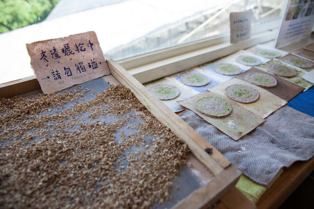 1-将晒乾的麦渣与废纸等材料放入果汁机中加水搅拌，制成纸浆。
