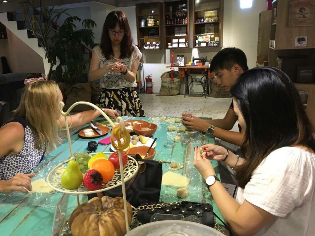 旅馆业者带领旅客DIY凤梨酥
