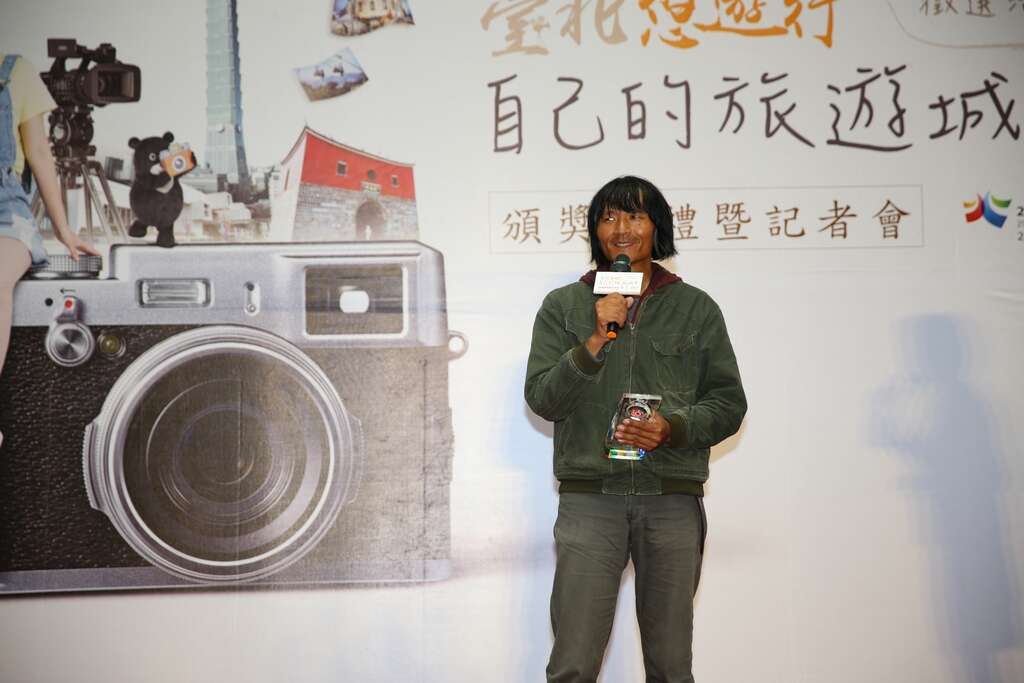照片类第一名狄乐平於颁奖典礼上分享作品理念。