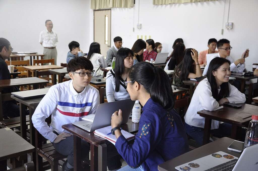青年学子热烈参与课程演练，学习采访技巧