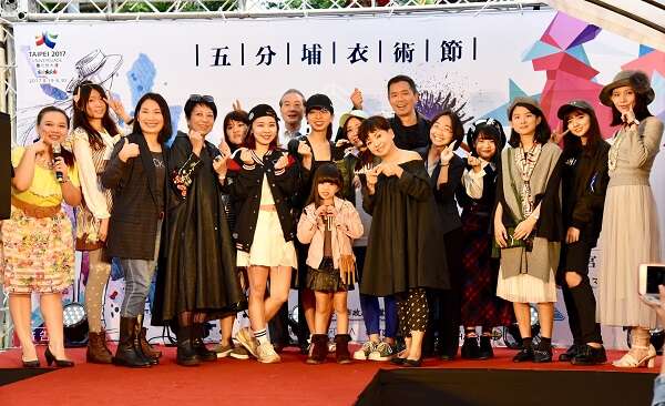 2016五分埔衣术节处长区长里长评审与时尚穿搭pk赛参赛者大合照