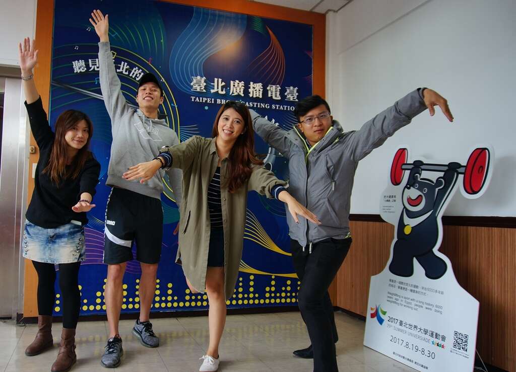 主持人與吳浚鋒(中)模擬各游泳姿勢