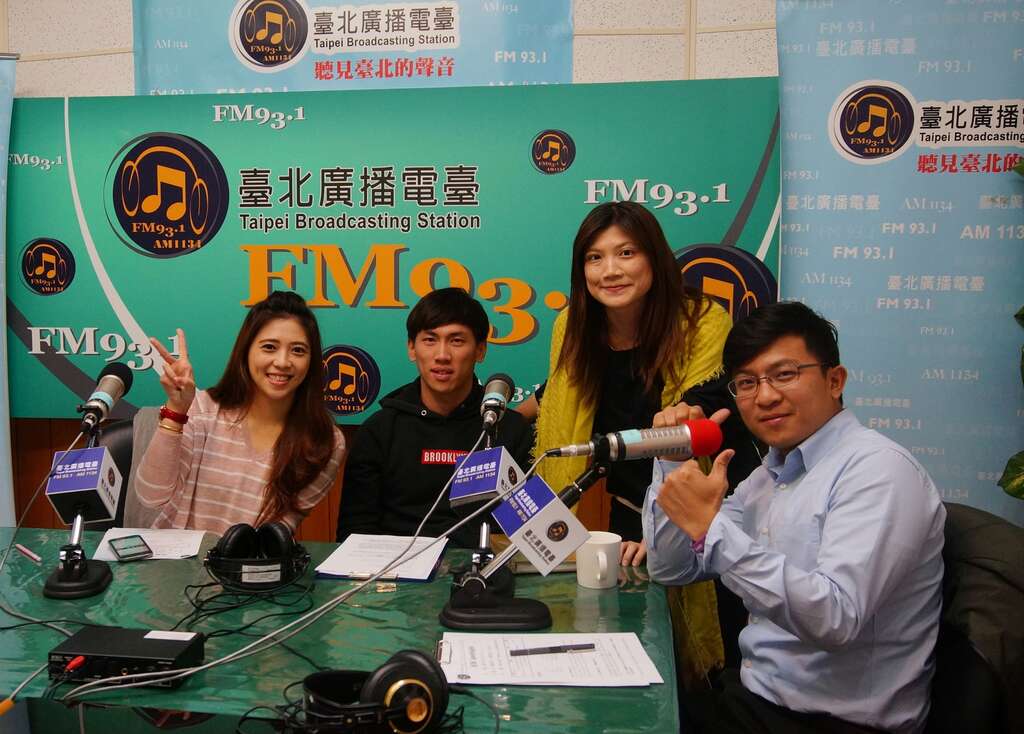 高茂杰(左二)与主持人陈思宇(左一)、Kelly(右二)及杨景棠(右一)合照