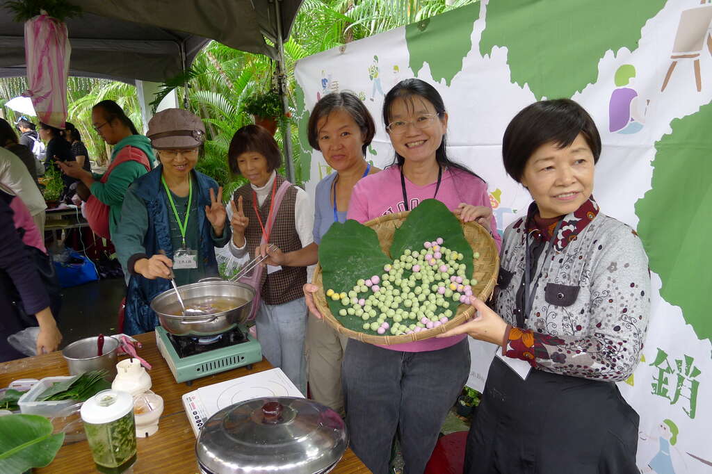 邀請田園城市志工參與三色湯園活動幫忙與陳沅蓀老師開心合影