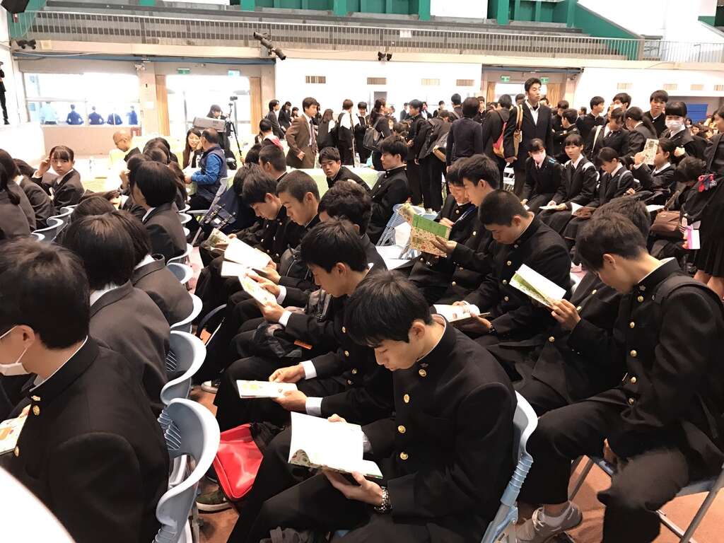 清水櫻丘高校同學們專心地閱讀《台北滿喫》手冊
