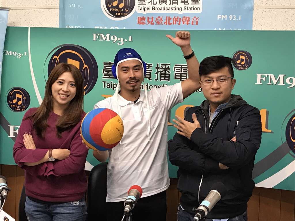 羅淼(圖中,頭套可保護選手耳朵)