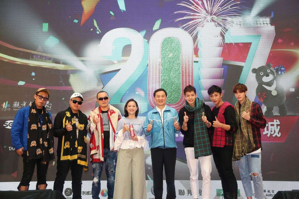 陳副市長與主持人曾寶儀、藝人們宣告跨年晚會的到來，祝福他們在當晚呈現最好的表演。
