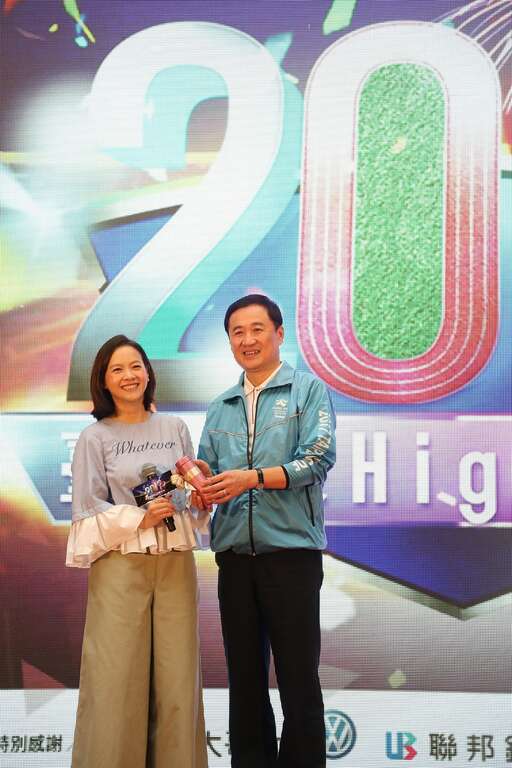 副市長陳景峻送上保溫瓶，讓之前遺失的保溫瓶的曾寶儀十分感動。