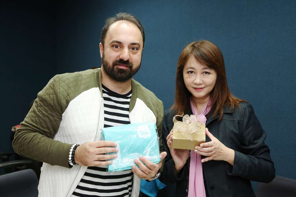 观光传播局长简余晏热情邀请土耳其导演克兹巴兹明年来台北看灯节及参加世大运