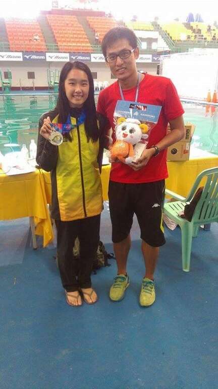 跳水選手賴昱燕(左)及林子翔教練(右)