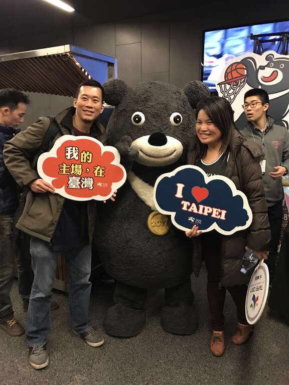熊讚在球場攤位邀請紐約民眾一起到臺灣支持世大運_2