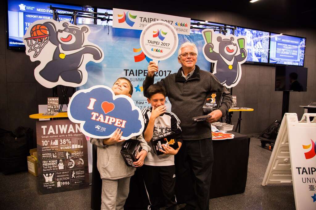 熊赞在球场摊位邀请纽约民众一起到台湾支持世大运