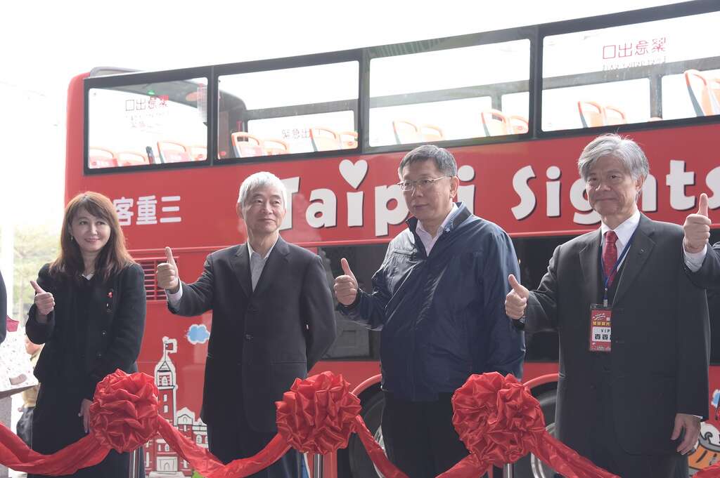 柯市長與賀陳部長及貴賓為觀光巴士剪綵