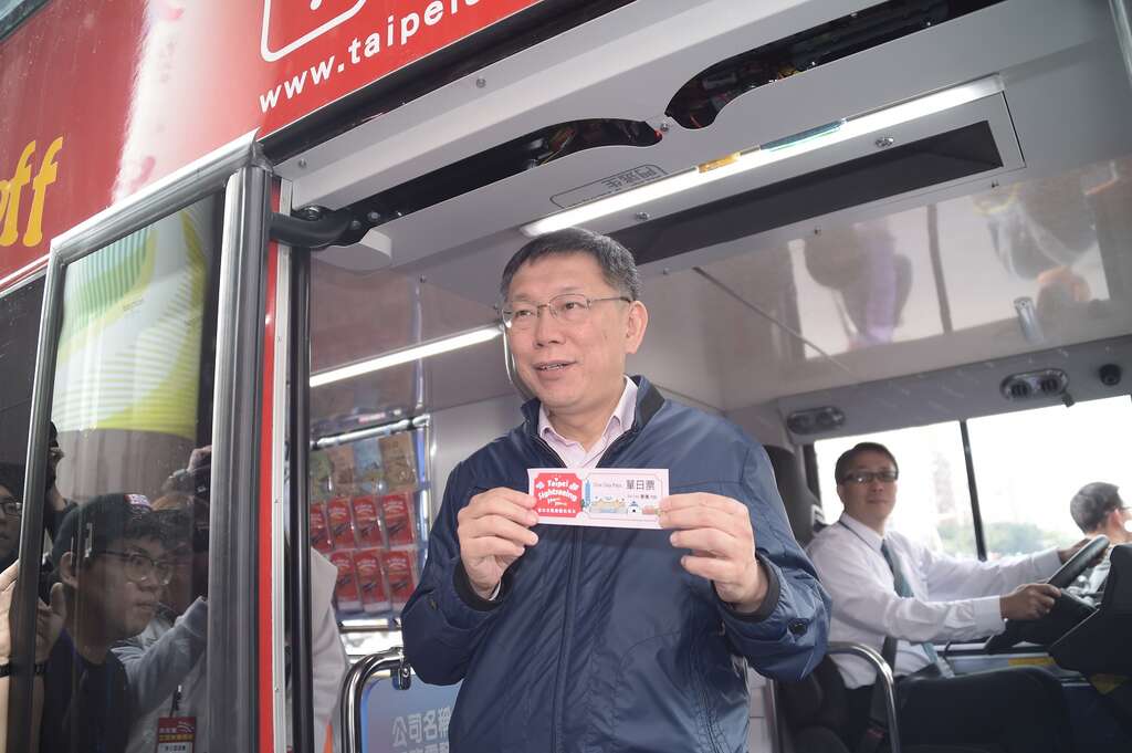 柯市长用单日票搭乘观光巴士