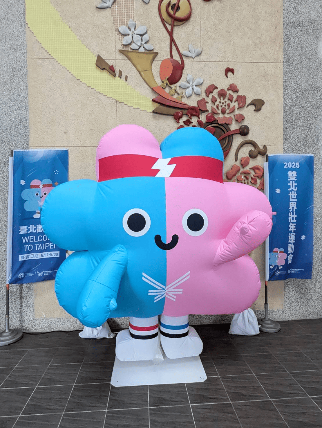 世壮运吉祥物 Strong「壮宝」继在市府前广场及青年局正门口出没後，也悄悄降落台北市客家文化主题公园啦！(图片来源：台北市政府客家事务委员会)
