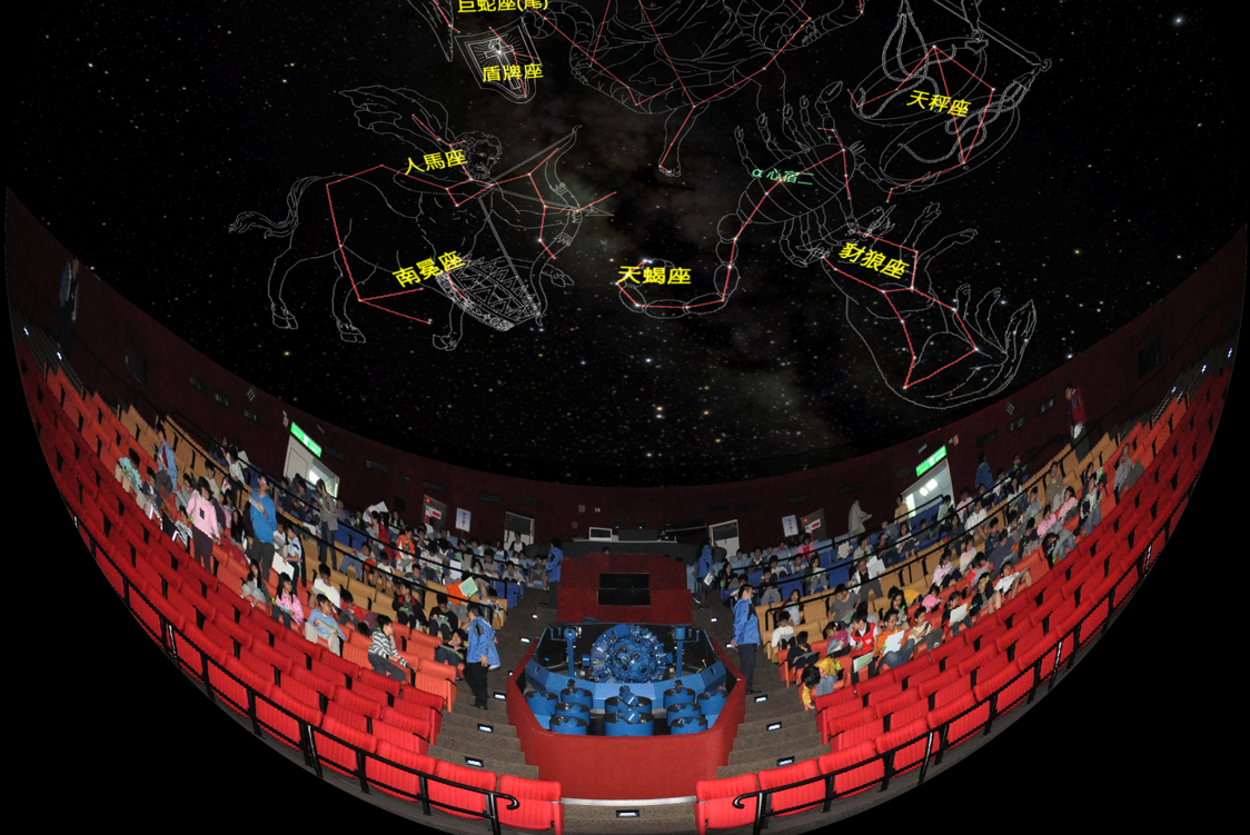 宇宙剧场中间蓝色的仪器即为可模拟真实星空的蔡司星象仪。(图片来源：台北市立天文科学教育馆)
