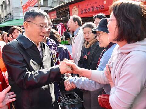 分享年味新团圆 柯市长至荣滨商圈示范手作异国年菜