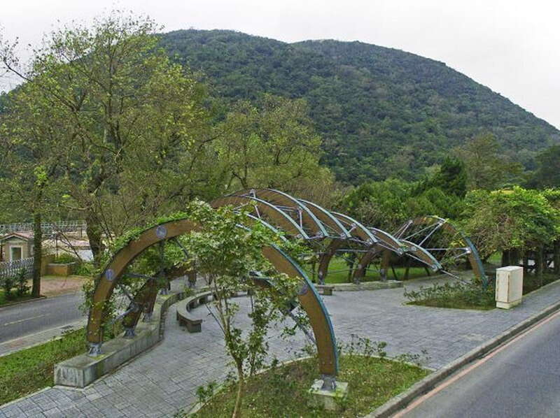 照片7 前山公园-紫藤花架与纱帽山景色融为一体