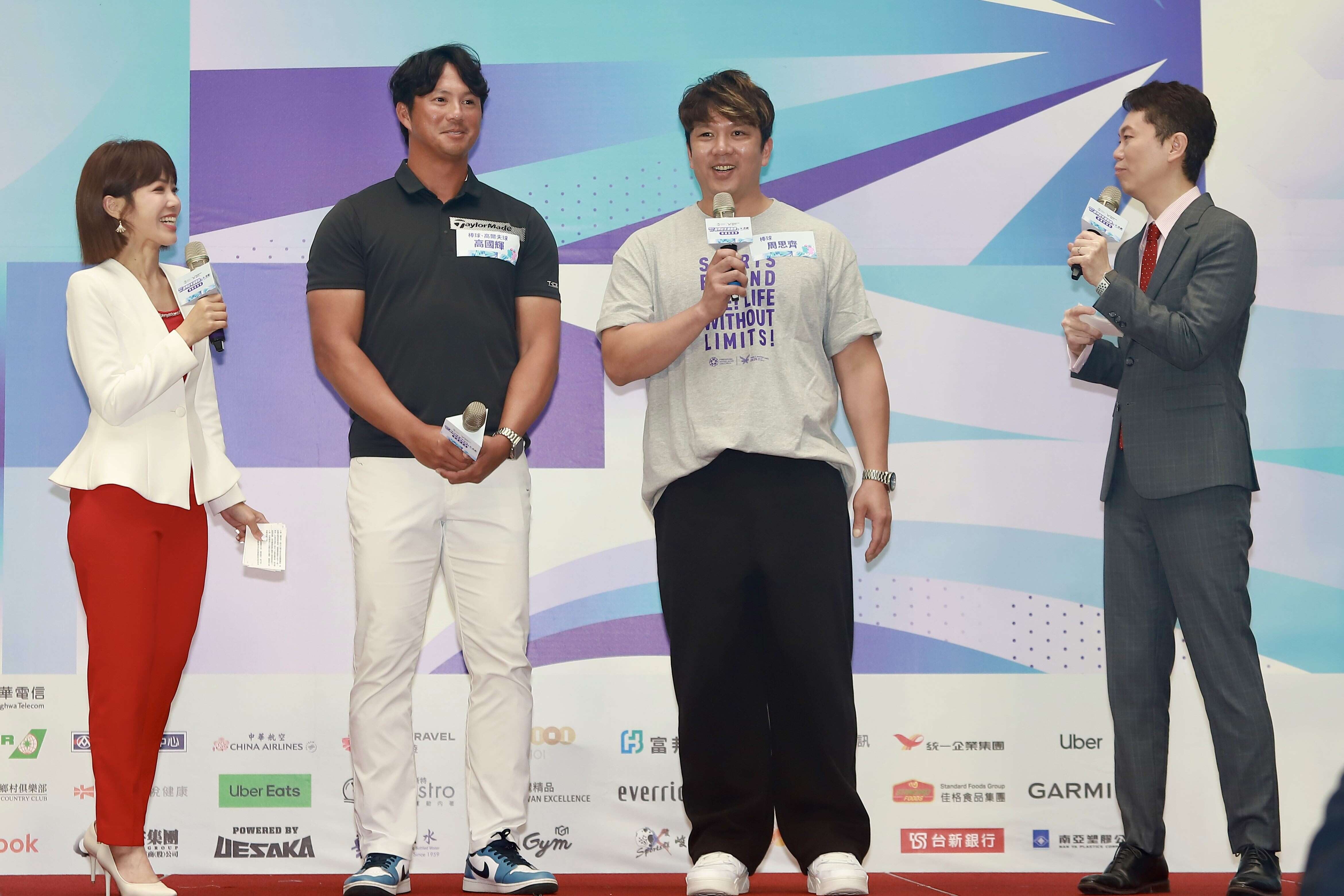 退役棒球選手周思齊（右）與高國輝（左）和大家分享參賽心情(圖片來源：臺北市政府觀光傳播局)