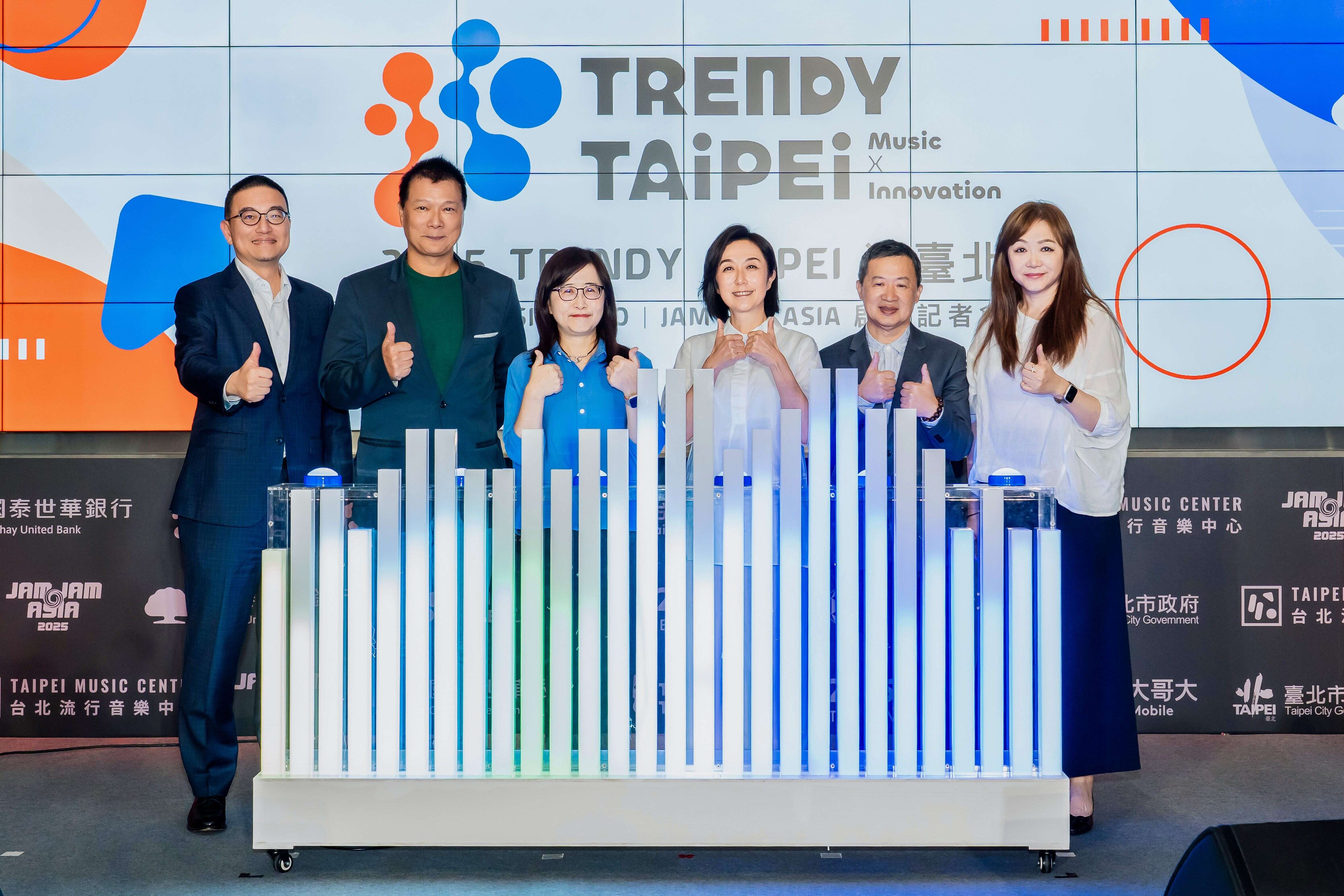 左起國泰世華銀行資深副總經理胡醒賢、文化局局長蔡詩萍、臺北市副市長林奕華、北流董事長黃韻玲、北流執行長梁序倫、台灣大哥大副總經理劉麗惠(圖片來源：臺北市政府文化局)