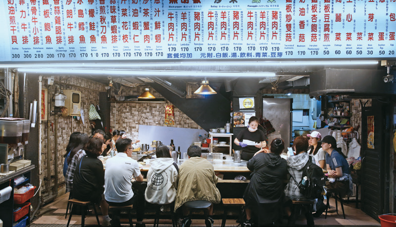 P20-23 漫游-6 @杨彩成–士林夜市小吃店家林立，吸引许多民众前来寻味。（摄影／杨彩成）