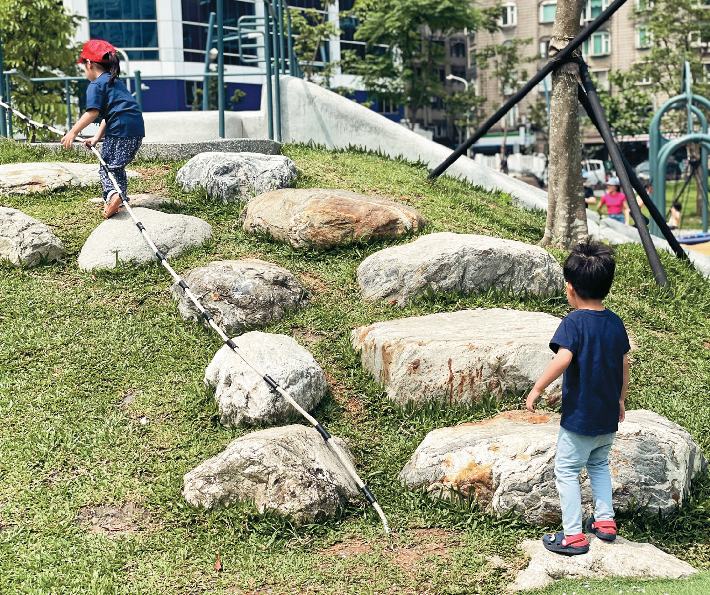 P28-31 風格-5 @台北市工務局公園路燈工程管理處–「興國公園」延續過往的歷史脈絡設計「戰地英壕兒童遊戲場」。（圖／台北市工務局公園路燈工程管理處）
